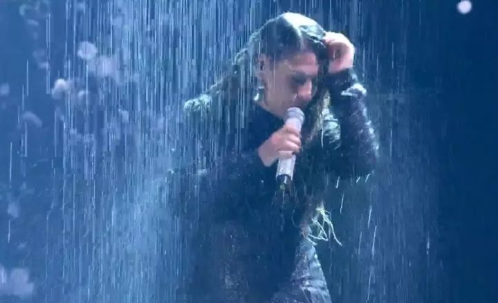 Simone Mendes toma banho de chuva durante apresentação no ‘Melhores do Ano’; veja vídeo