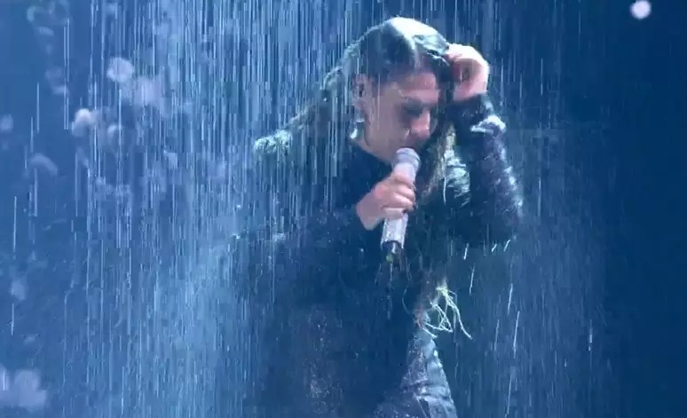 Simone Mendes toma banho de chuva durante apresentação no ‘Melhores do Ano’; veja vídeo