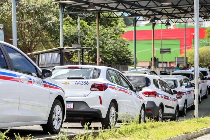 Alta estação faz tarifa da corrida de táxi aumentar em 40% em Salvador