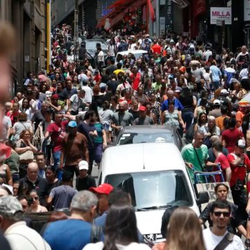 Hora trabalhada de pessoa branca vale 67,7% mais que a de negros