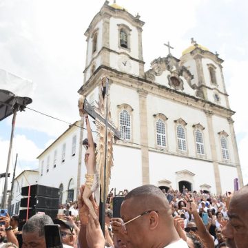 Devotos se unem para agradecer pelas conquistas do ano na Colina Sagrada