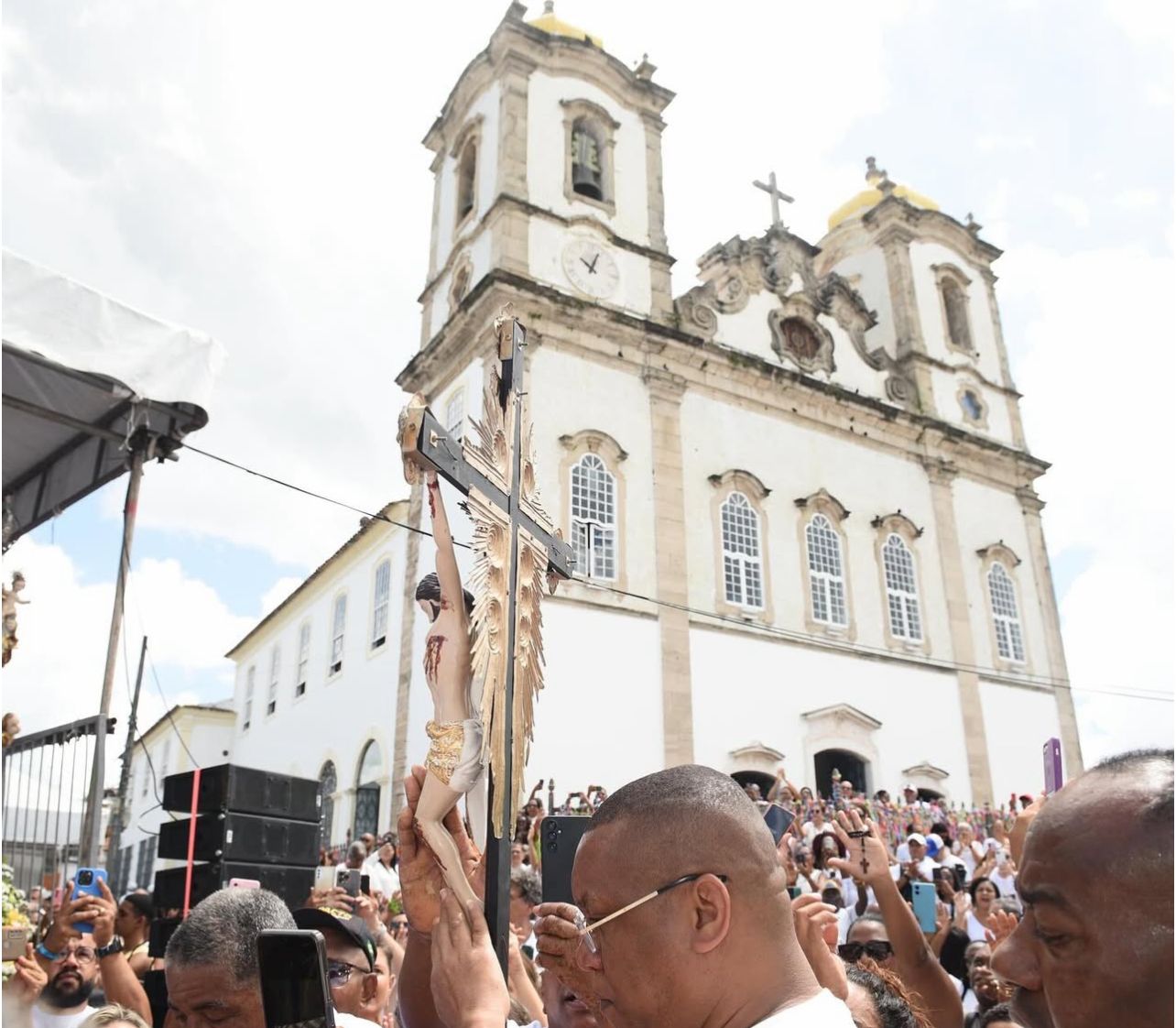 Devotos se unem para agradecer pelas conquistas do ano na Colina Sagrada