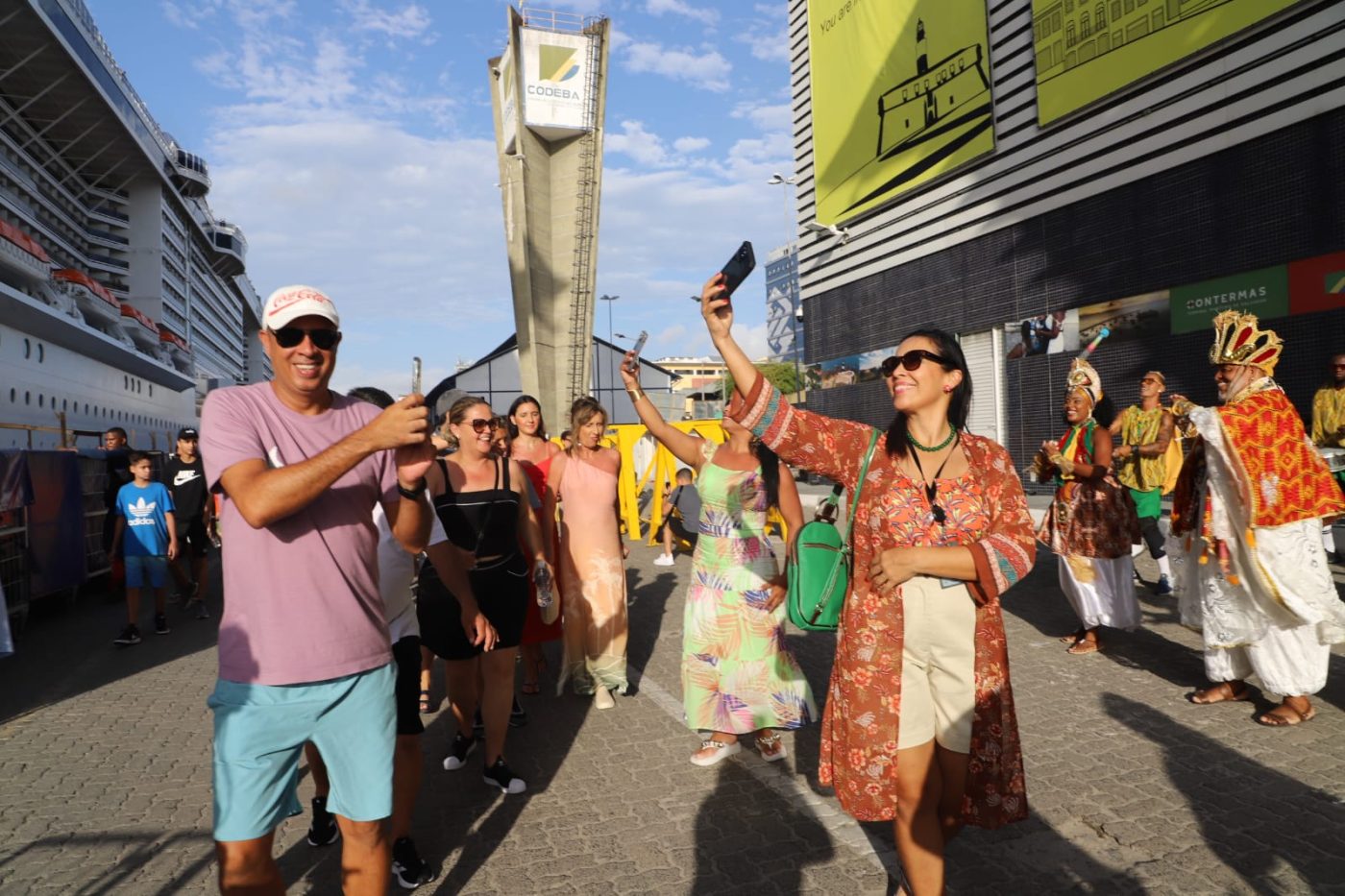 TURISMO Último navio de cruzeiro de 2024 atraca em Salvador e traz cerca de seis mil turistas