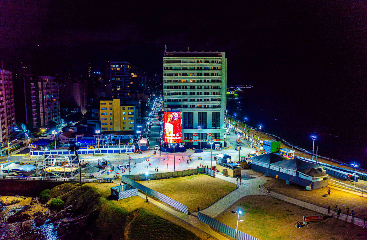 Painel de LED em formato de lata desenvolvido para Carnaval de Salvador ganha troféu prata em premiação