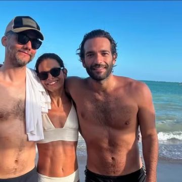 Wagner Moura e Humberto Carrão curtem praia juntos em clima de fim de ano