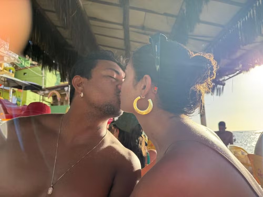 Na Bahia, Sophie Charlotte e Xamã posam coladinhos em dia de praia