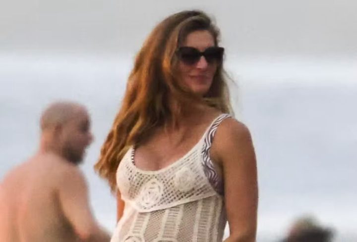 Supermodelo, Gisele Bündchen posa com mão na barriga de gravidez para fotos na praia; veja