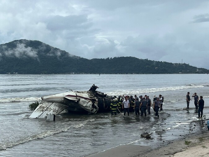 Avião de pequeno porte explode no Litoral Norte de São Paulo