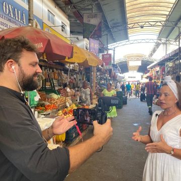 TV francesa aproveita voo direto entre Paris e Salvador para registrar atrativos do turismo baiano