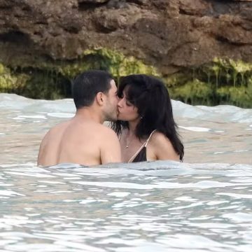 Camila Cabello confirma romance e troca beijos com bilionário no Caribe