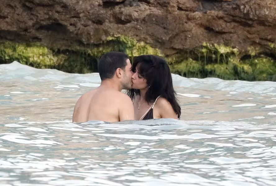 Camila Cabello confirma romance e troca beijos com bilionário no Caribe