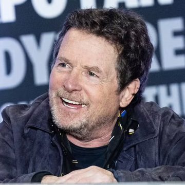 Com Parkinson há 34 anos, Michael J. Fox faz rara aparição com o elenco de ‘De Volta para o Futuro’