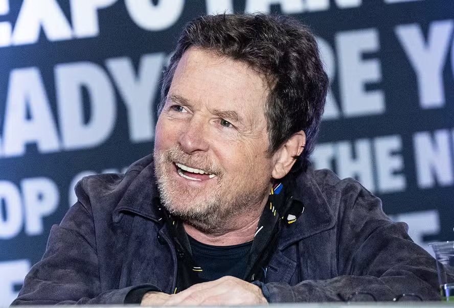 Com Parkinson há 34 anos, Michael J. Fox faz rara aparição com o elenco de ‘De Volta para o Futuro’