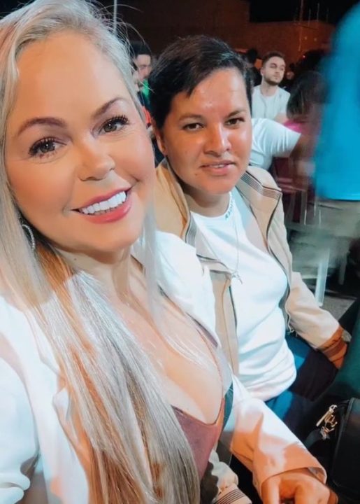 Márcia Siqueira, mãe dos gêmeos do ‘BBB 25’, João Pedro e João Gabriel, ao lado de sua esposa, Carla Melo – Foto: Reprodução/Instagram