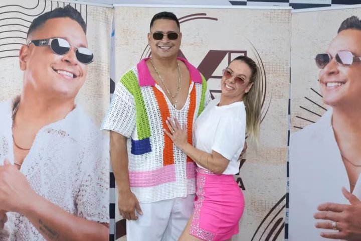 Xanddy posa agarradinho com Carla Perez antes de show no Rio de Janeiro; fotos