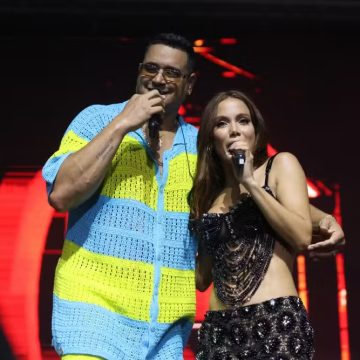 Anitta faz participação no show de Xanddy Harmonia no Rio de Janeiro