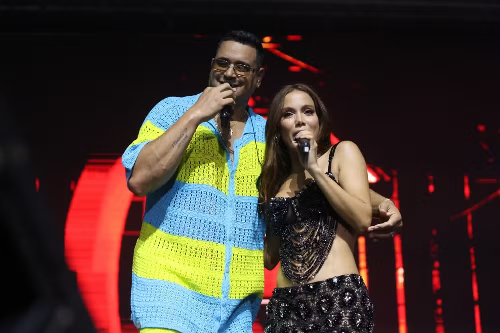 Anitta faz participação no show de Xanddy Harmonia no Rio de Janeiro