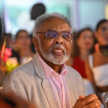 Noite da Aclamação: homenageado do evento, Gilberto Gil é recebido por Leo Santana e Lore Improta: ‘Tudo isso é muito Bahia’