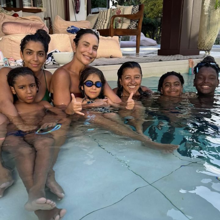 Regina Casé e Ivete Sangalo curtem dia de piscina em família e trocam declarações: ‘Que mulher é essa?’