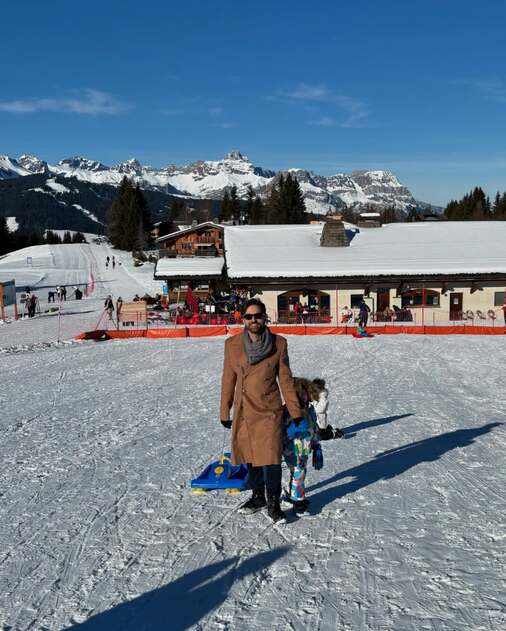 Thales Bretas compartilha registros de passeio na neve com os filhos: “Diversão e perrengue”