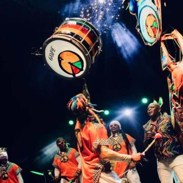 Em clima de Verão, Olodum comanda festa animada no Pelourinho