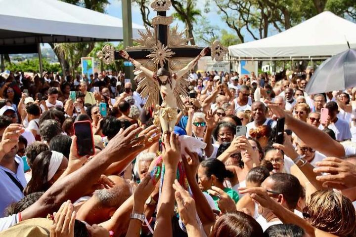 Bênção e proteção: Fiéis lotam a Igreja do Bonfim na primeira sexta-feira do ano