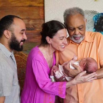 Gilberto Gil conhece segunda bisneta: “Que sua jornada seja repleta de amor, luz e felicidade”