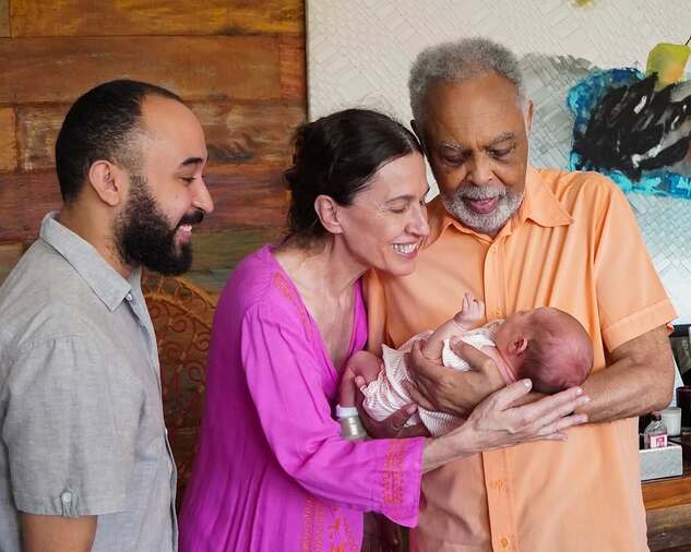 Gilberto Gil conhece segunda bisneta: “Que sua jornada seja repleta de amor, luz e felicidade”