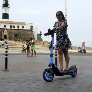 Com mais de 11 mil viagens em uma semana, patinetes elétricos fazem sucesso na capital baiana