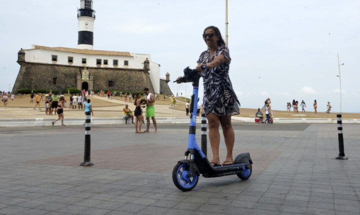 Patinetes elétricos realizam mais de 11 mil viagens em Salvador em uma semana