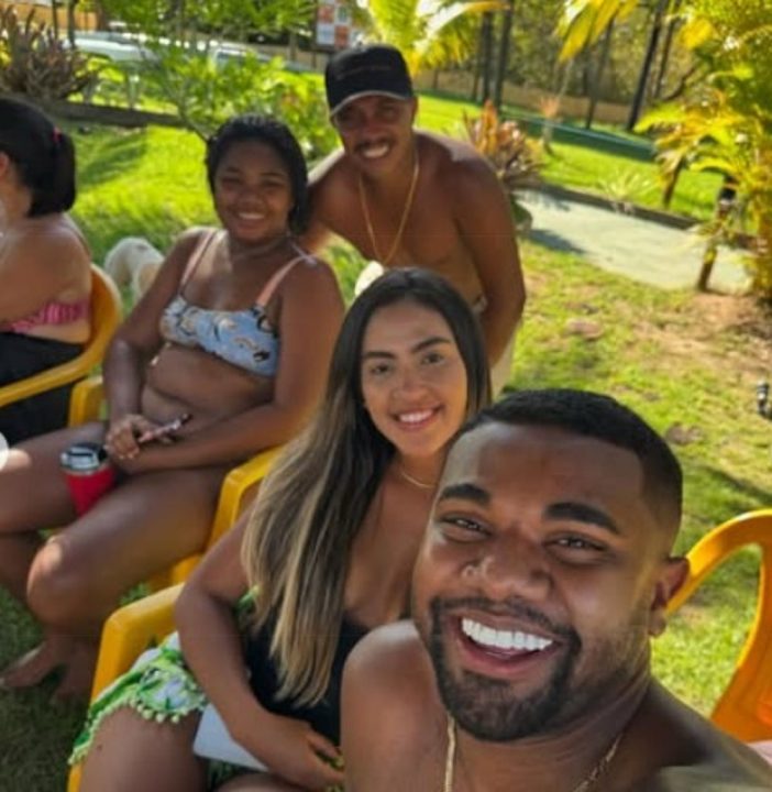 Davi Brito curte praia ao lado da nova namorada, Adriana Paula: ‘Viva la vida’