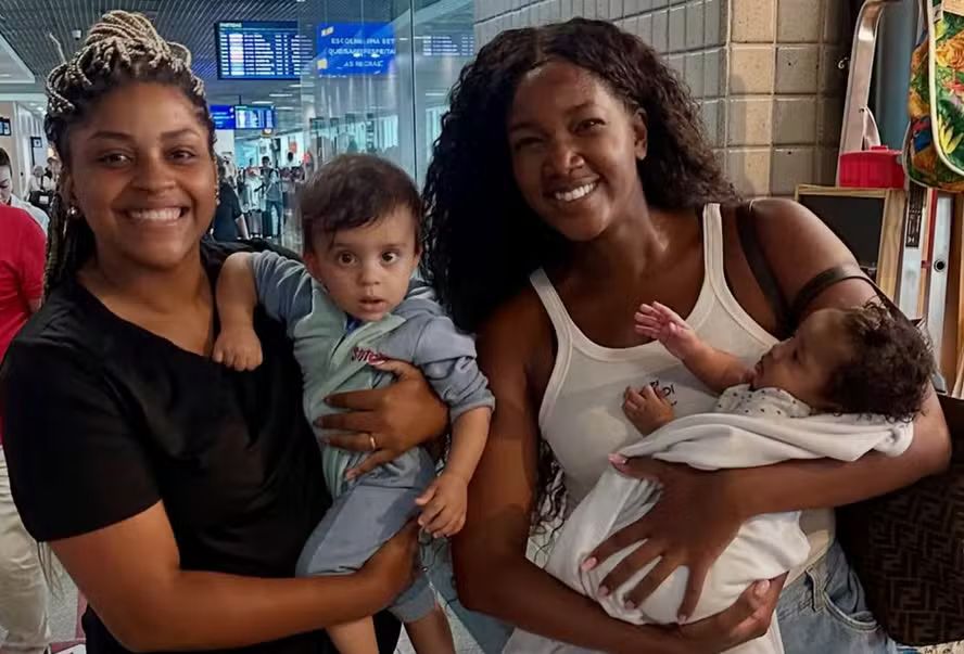 Iza e Nala viralizam ao posar com fã e filho no aeroporto