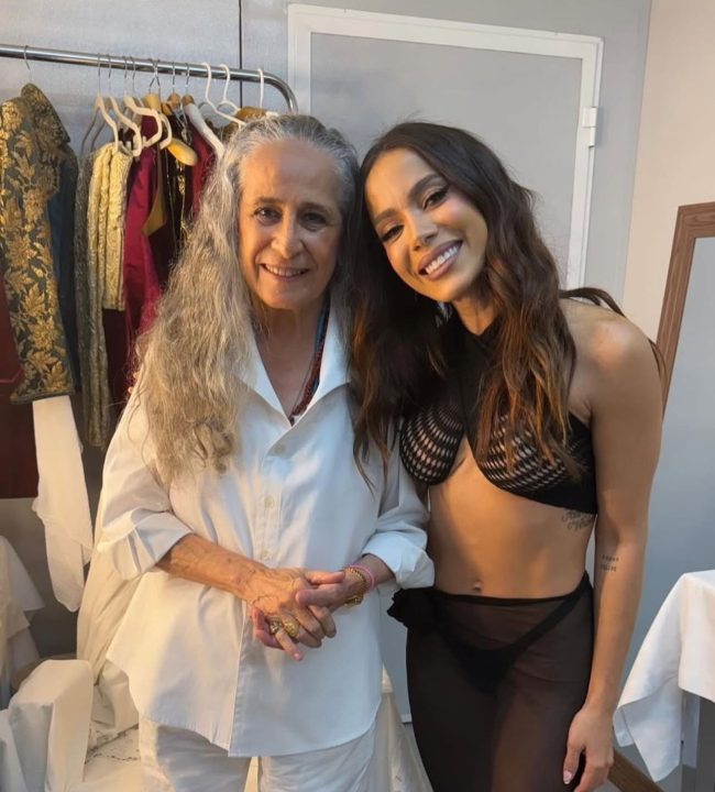Anitta tieta Maria Bethânia em camarim e ganha declaração: ‘Admiração mútua’