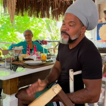 Carlinhos Brown improvisa instrumento com banco e canta em restaurante na Ilha dos Frades; veja vídeo