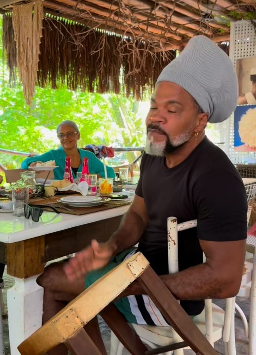 Carlinhos Brown improvisa instrumento com banco e canta em restaurante na Ilha dos Frades; veja vídeo
