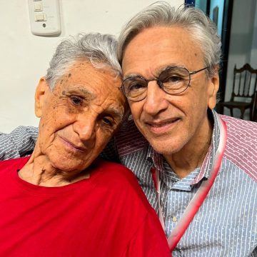 Caetano Veloso celebra 90 anos do irmão Rodrigo com homenagem especial: “Meu guia”