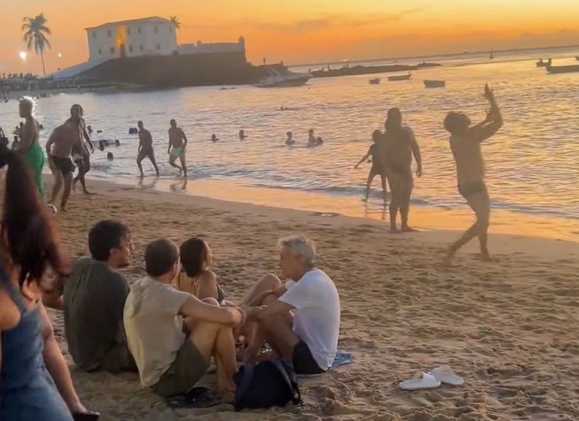 ‘Descansandinho’: De férias em Salvador, Caetano Veloso curte praia do Porto da Barra