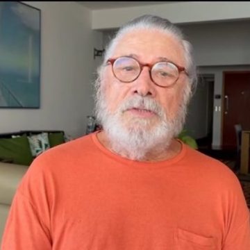 Aos 83 anos, Sérgio Chapelin reaparece na TV e surpreende com visual: ‘O homem mais aposentado do Brasil’