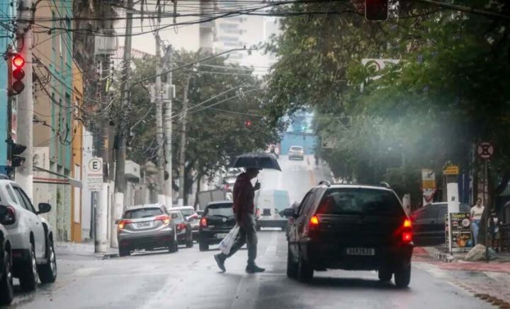 Chuvas com raios devem atingir Salvador nesta terça (14); confira a previsão do tempo