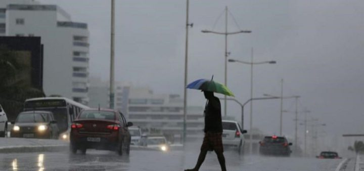 Inmet emite alerta vermelho para temporais em regiões do país, incluindo Bahia