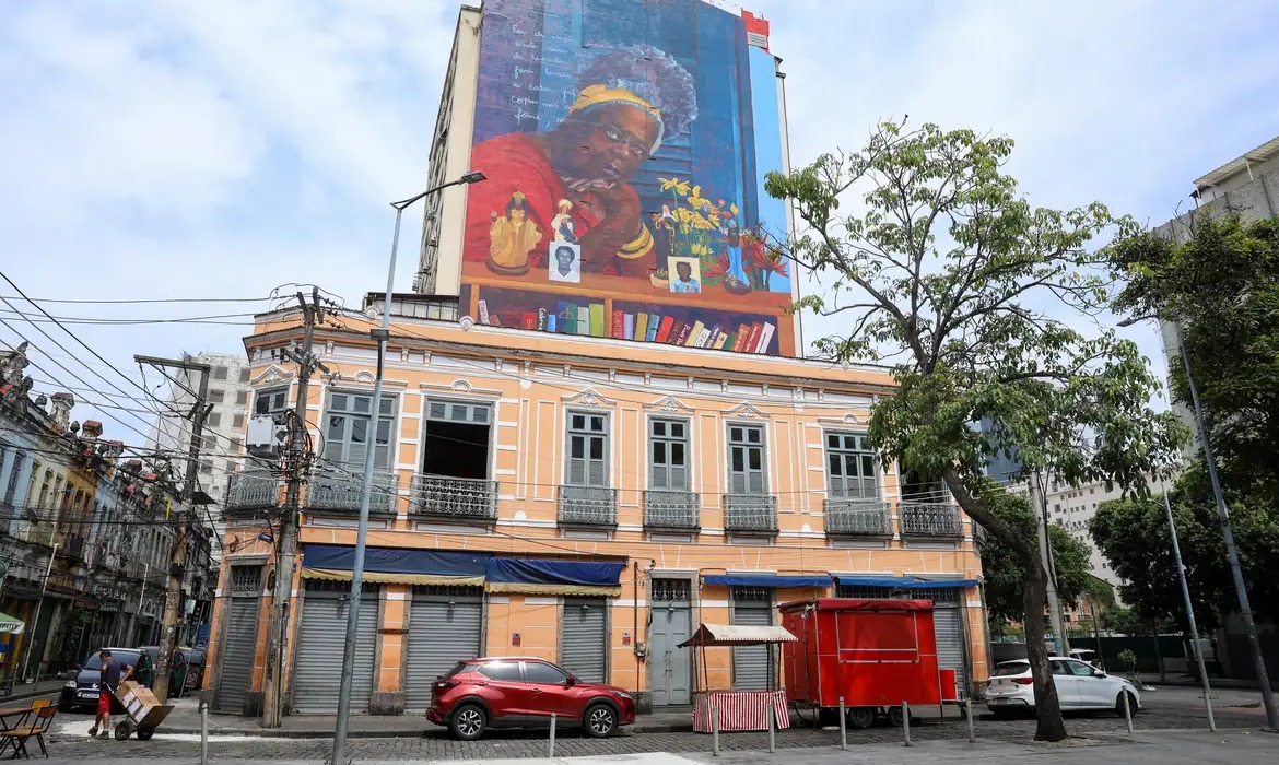 “Flores em vida”: Mural gigante no Rio homenageia Conceição Evaristo