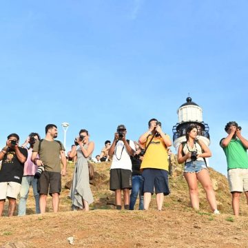 Amantes da fotografia se reúnem no Farol da Barra para celebrar Dia do Fotógrafo