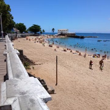 Ambulantes protestam e não montam cadeiras e sombreiros no Porto da Barra