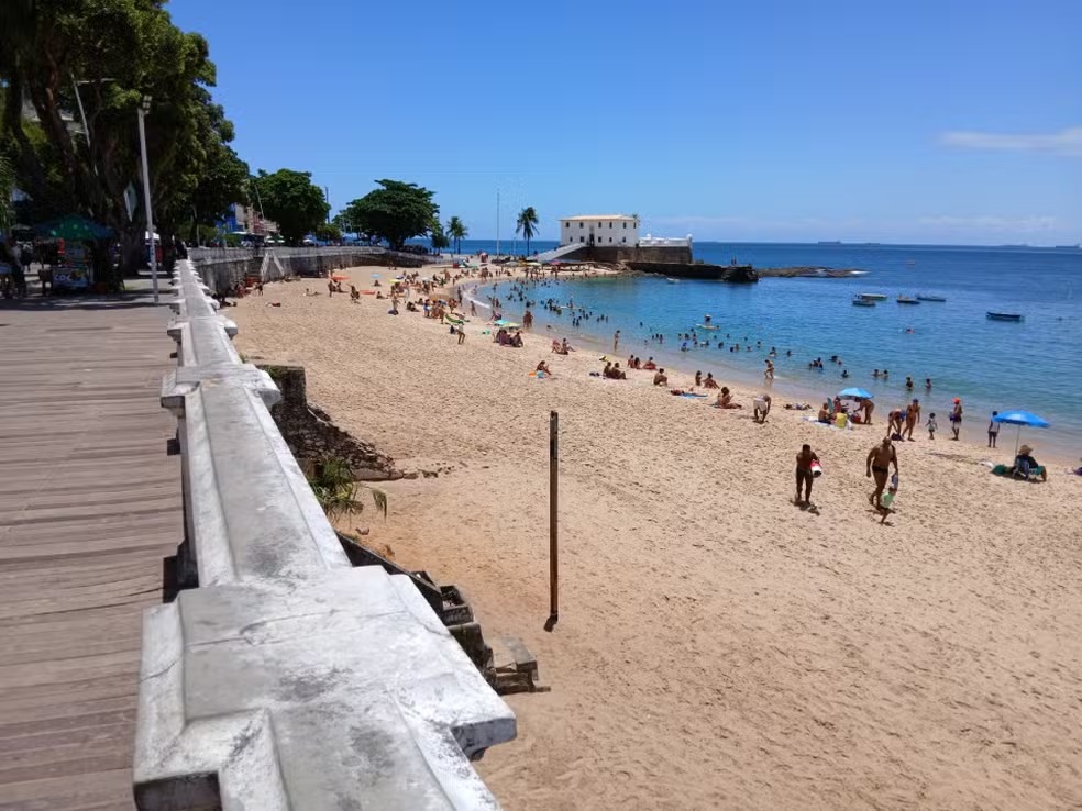 Ambulantes protestam e não montam cadeiras e sombreiros no Porto da Barra