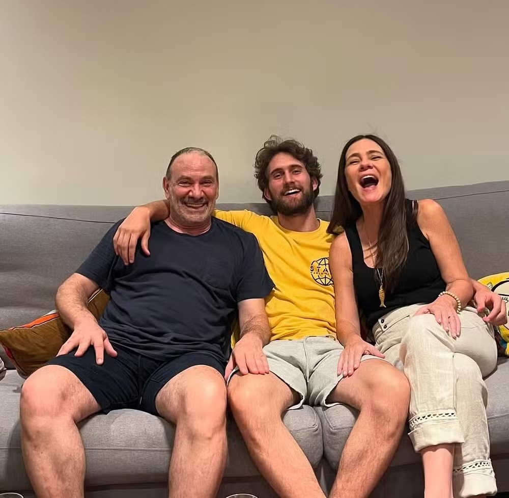 Felipe Ricca reúne os pais, Adriana Esteves e Marco Ricca, em aniversário de 25 anos; veja fotos