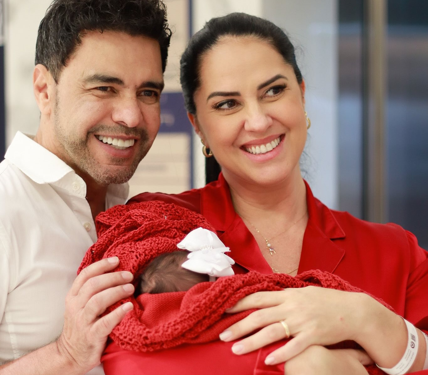 Esposa de Zezé Di Camargo mostra ensaio fotográfico de filha recém-nascida; confira