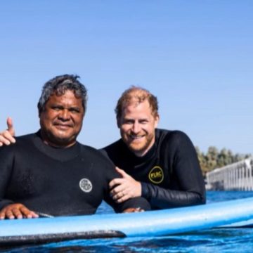 Príncipe Harry leva filho Archie para aulas de surfe em piscina de Kelly Slater