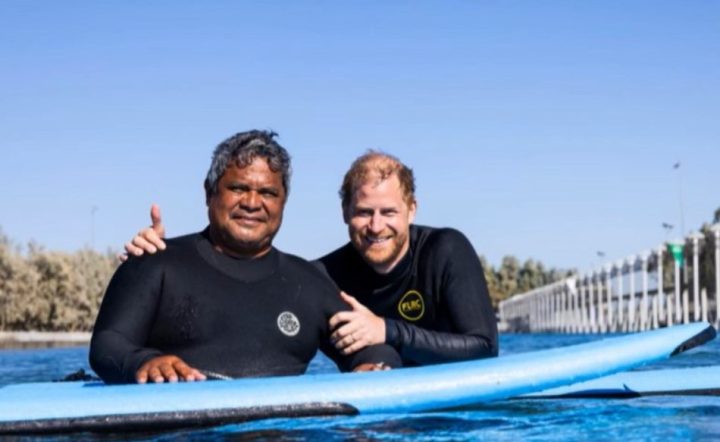 Príncipe Harry leva filho Archie para aulas de surfe em piscina de Kelly Slater