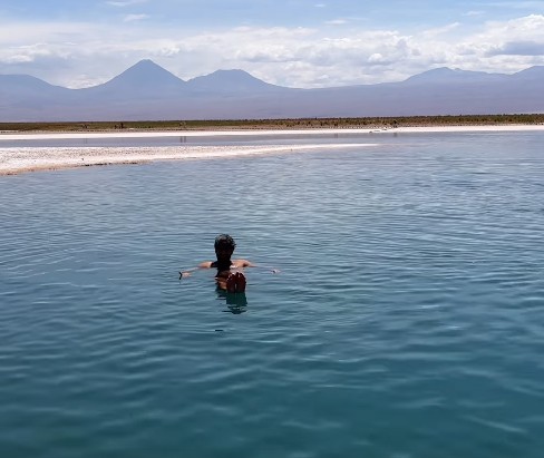 Cineasta baiano Hugo Moura curte férias românticas com Maria Clara Senra no Deserto do Atacama