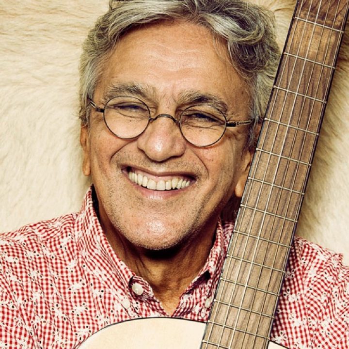 De férias em Salvador, Caetano Veloso curte pôr do sol em sua casa no Rio Vermelho; assista